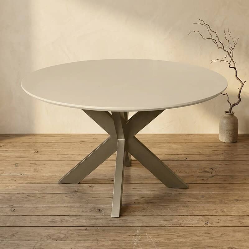 Moderner Esstisch mit runder weißer Tischplatte und einzigartigen X-förmigen Holzbeinen – perfekt für ein stilvolles Esszimmer oder Wohnzimmer.