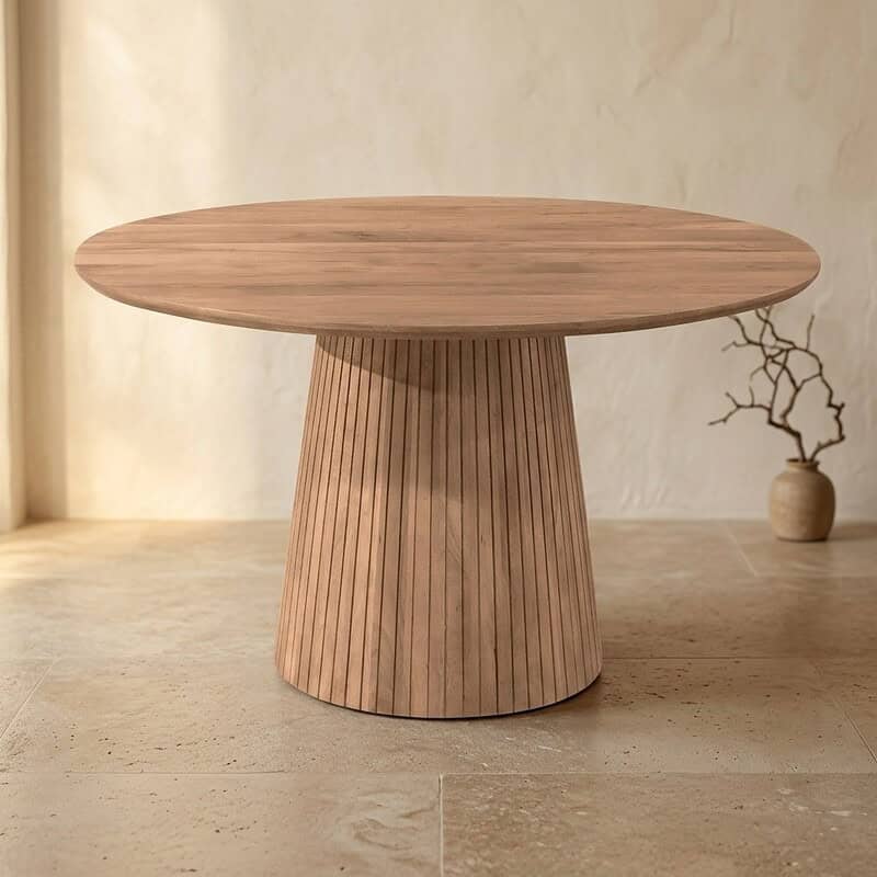 Moderne massief houten eettafel met ronde top en unieke basis, perfect voor een stijlvolle eetkamer of woonkamer. Gemaakt van hoogwaardig hout voor duurzaamheid en elegantie.