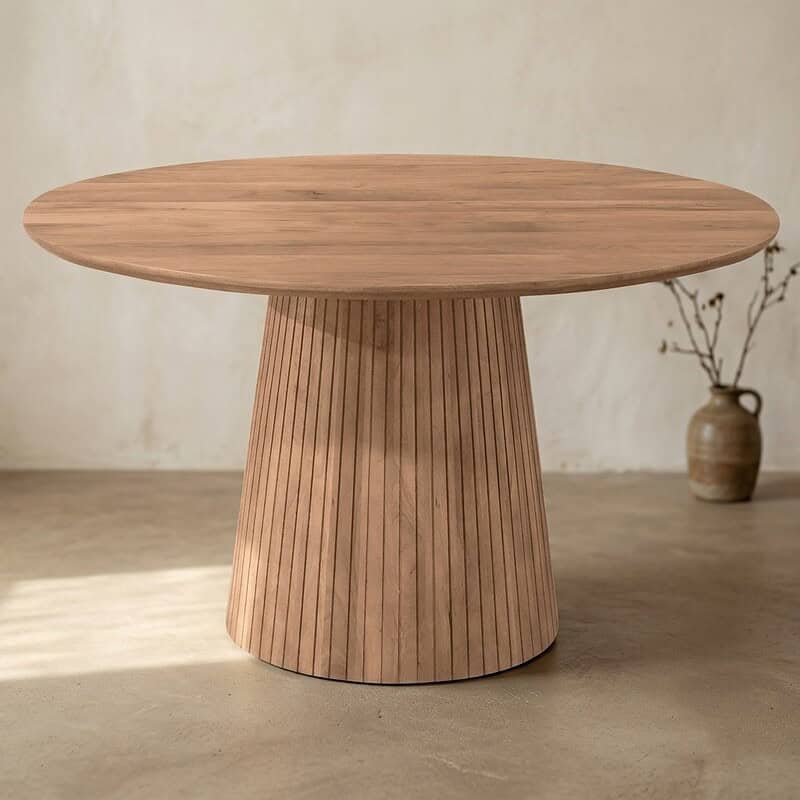 Moderne massief houten eettafel met ronde top en unieke basis, perfect voor een stijlvolle eetkamer of woonkamer. Gemaakt van hoogwaardig hout voor duurzaamheid en elegantie.