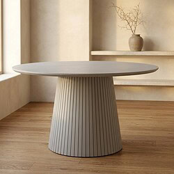 Moderne houten eettafel met verticale latten, perfect voor een stijlvolle eetkamer, gemaakt door Mokana Meubelen.