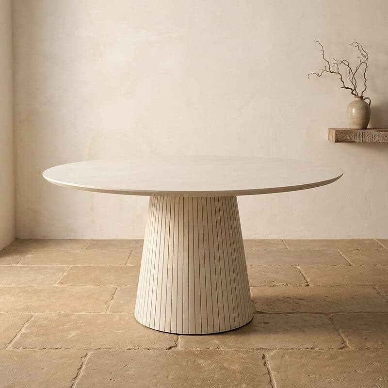 Moderner runder Esstisch mit geriffeltem Untergestell, perfekt für ein minimalistisches Esszimmer, aus hochwertigem Holz gefertigt und in einem natürlichen Farbton gehalten.