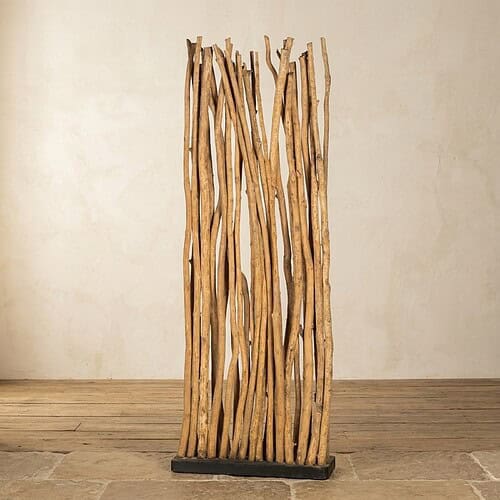 Uniek houten sculptuur met natuurlijke, rustieke uitstraling, perfect voor interieurdecoratie of tuin, gemaakt van meerdere houten takken op een stevige basis.