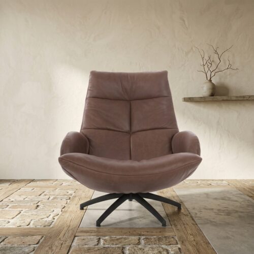 Zachte roze leren lounge fauteuil met comfortabele zitting en rugleuning, op een zwarte draaivoet, geplaatst in een minimalistische interieursetting.