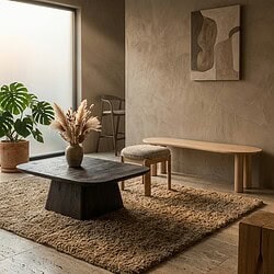Moderne houten salontafel en bank in minimalistisch interieur met natuurlijke tinten en decoratieve elementen.