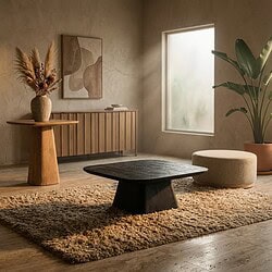 Moderne houten salontafel in woonkamer met natuurlijke decoratie en grote plant, sfeervol en minimalistisch interieur.