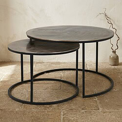 Ein modernes Set aus zwei Beistelltischen mit Holzplatten und schwarzem Metallgestell – perfekt für ein stilvolles Wohn- oder Schlafzimmer.
