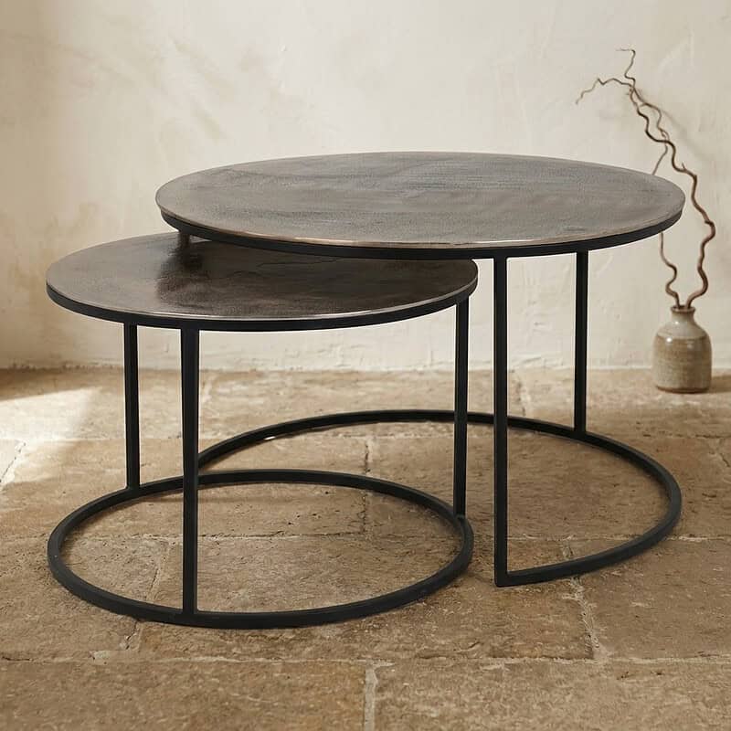 Ein modernes Set aus zwei Beistelltischen mit Holzplatten und schwarzem Metallgestell – perfekt für ein stilvolles Wohn- oder Schlafzimmer.
