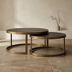 Elegante set van twee ronde houten bijzettafels met metalen frames, perfect voor modern interieur en woondecoratie.