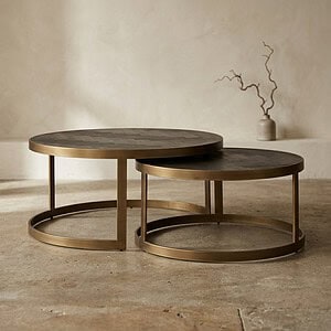 Elegante set van twee ronde houten bijzettafels met metalen frames, perfect voor modern interieur en woondecoratie.
