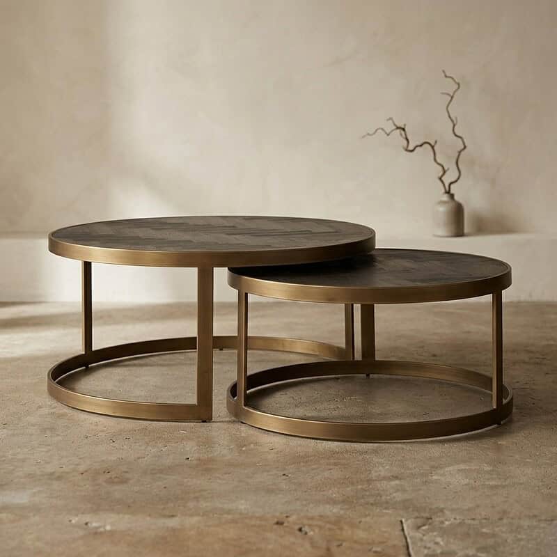 Elegante set van twee ronde houten bijzettafels met metalen frames, perfect voor modern interieur en woondecoratie.