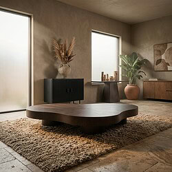 Moderne houten salontafel in stijlvolle woonkamer met natuurlijke decoratie en grote planten, perfect voor een warme en gezellige sfeer.