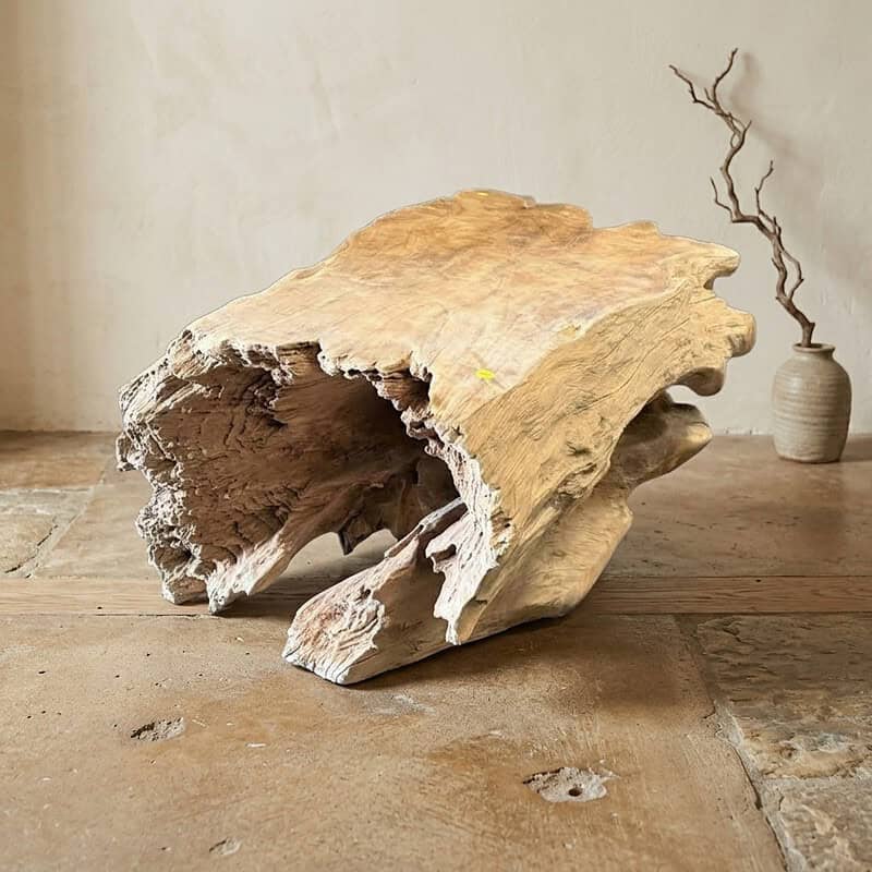 Unieke houten bijzettafel van natuurlijk hout met rustieke afwerking, perfect voor een stijlvolle en natuurlijke interieurstijl.