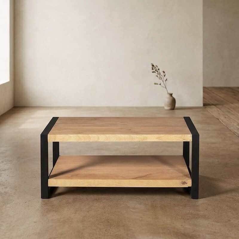 Moderner Couchtisch aus Holz mit zwei Ablagen und schwarzem Metallgestell – perfekt für ein minimalistisches Wohnzimmer.