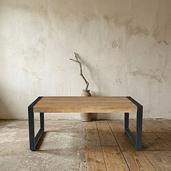 Moderner Esstisch aus Holz mit schwarzem Metallgestell, perfekt für einen minimalistischen Einrichtungsstil. Aus nachhaltigem Holz gefertigt, ideal für Esszimmer und Wohnbereiche.