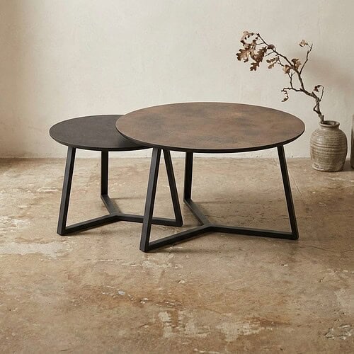 Moderne houten bijzettafels set met zwart metalen onderstellen, perfect voor een stijlvolle woonkamer of lounge. Duurzaam en elegant design, ideaal voor woondecoratie en functioneel gebruik.
