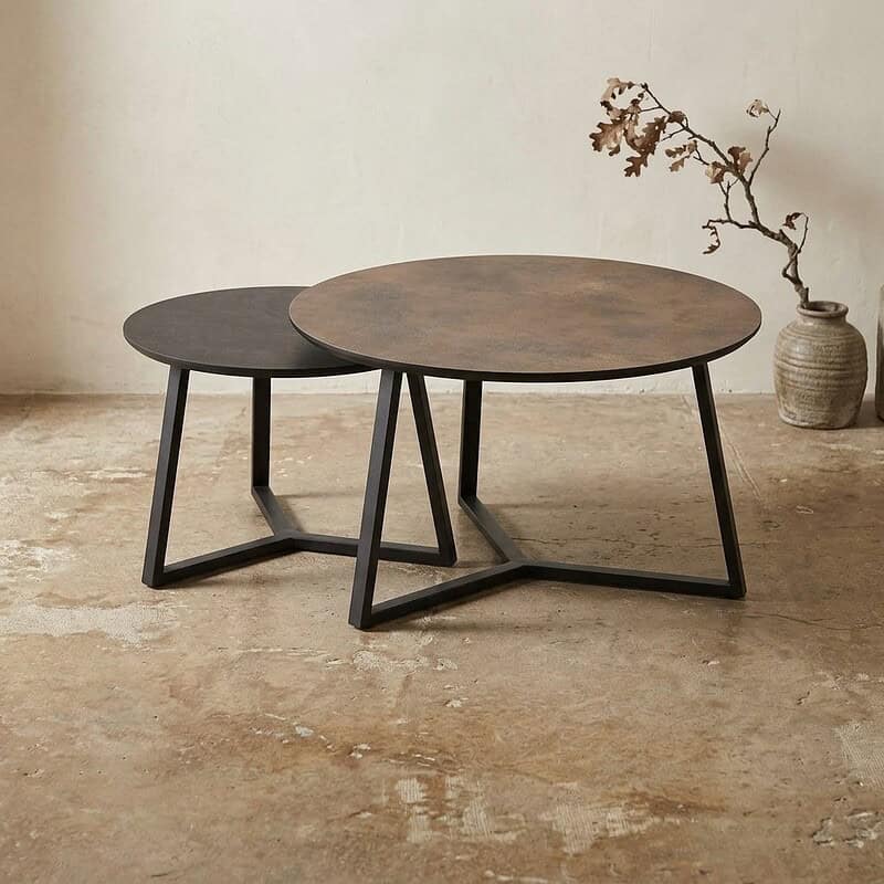 Moderne houten bijzettafels set met zwart metalen onderstellen, perfect voor een stijlvolle woonkamer of lounge. Duurzaam en elegant design, ideaal voor woondecoratie en functioneel gebruik.