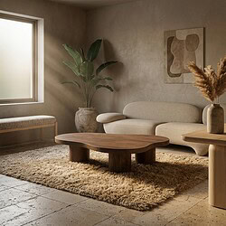 Gezellige woonkamer ingericht met Mokana houten meubels, inclusief een comfortabele bank, salontafel en decoratieve elementen, perfect voor een warme en stijlvolle leefruimte.