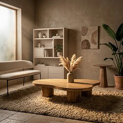Moderne houten salontafel in een stijlvolle woonkamer met natuurlijke decoraties en zachte verlichting, perfect voor een gezellige en eigentijdse sfeer.