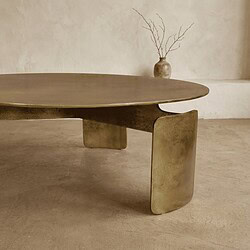 Gouden minimalistische salontafel met uniek ontwerp en elegante uitstraling, perfect voor moderne woonruimtes.