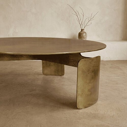 Gouden minimalistische salontafel met uniek ontwerp en elegante uitstraling, perfect voor moderne woonruimtes.