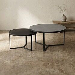 Twee strakke, moderne bijzettafels met zwarte metalen frames en ronde, donkergrijze bladen, perfect voor een eigentijdse woonkamer of lounge.