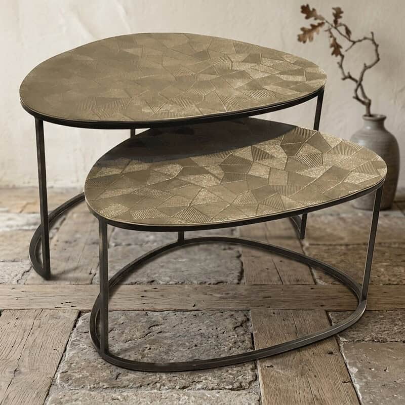 Houten salontafels met metalen frame Moderne houten salontafels met metalen frame, perfect voor een stijlvolle woonkamer. Duurzaam en elegant design, ideaal voor woondecoratie en functioneel gebruik.