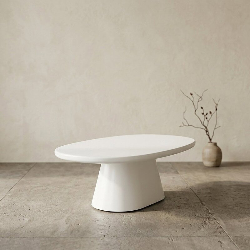 Strakke, witte eettafel met een uniek, modern ontwerp in een minimalistische interieursetting. Perfect voor een stijlvolle eetruimte of woonkamer.