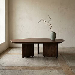 Elegante massief houten eettafel met natuurlijk afwerking, perfect voor moderne en landelijke interieurs. Robuust en stijlvol meubelstuk voor gezellige eetmomenten.