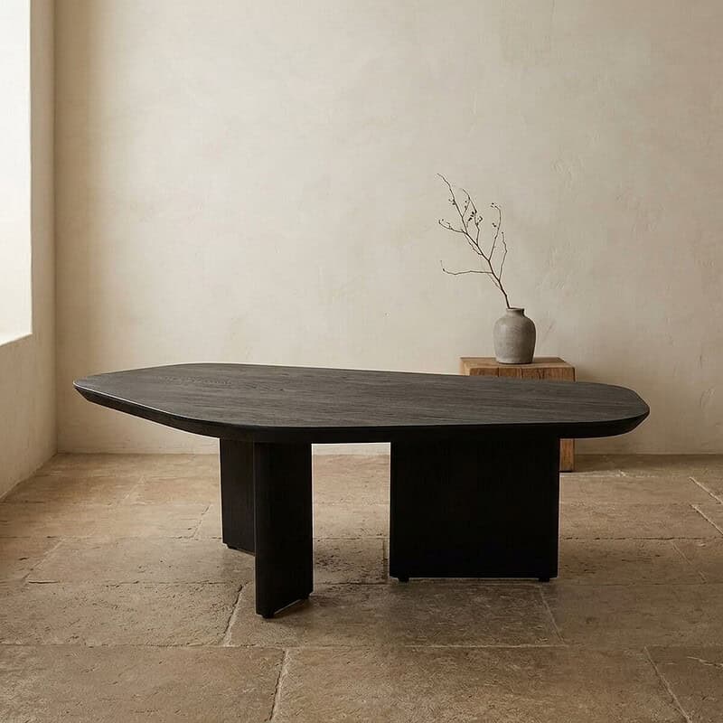 Moderne houten eettafel met uniek gevormd blad en stevige zwarte poten, perfect voor een stijlvolle en functionele eetruimte.