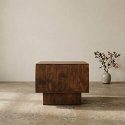 Moderne houten bijzettafel in minimalistische stijl, geschikt voor woonkamer of slaapkamer, gemaakt van massief hout met natuurlijke afwerking.