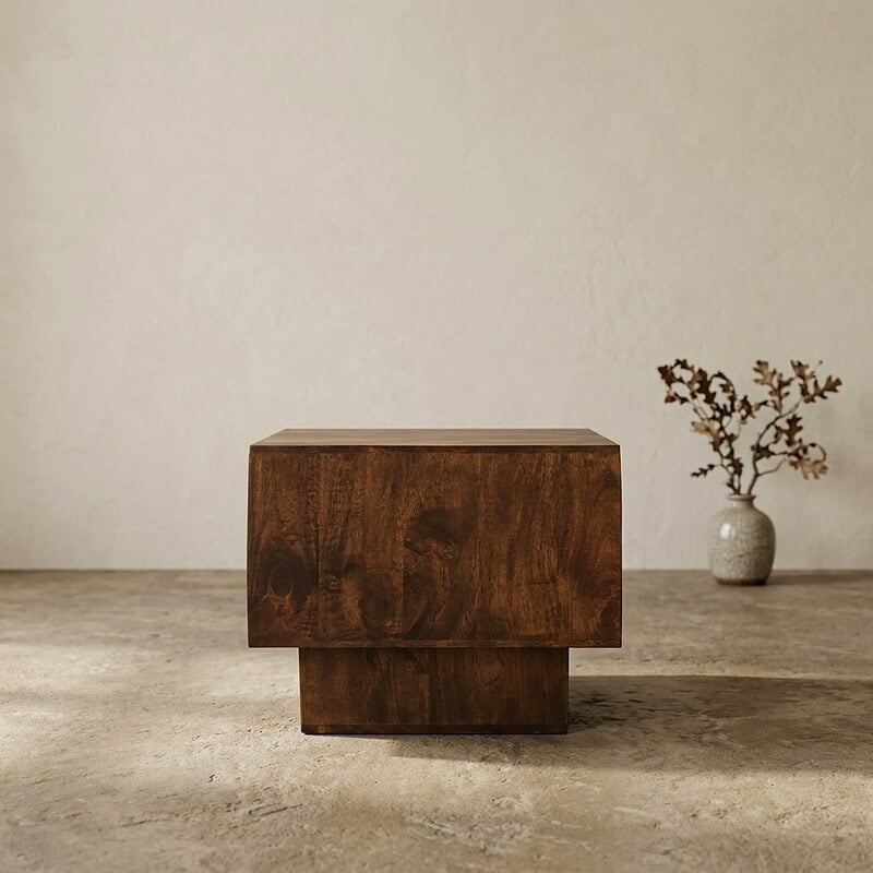Moderne houten bijzettafel in minimalistische stijl, geschikt voor woonkamer of slaapkamer, gemaakt van massief hout met natuurlijke afwerking.