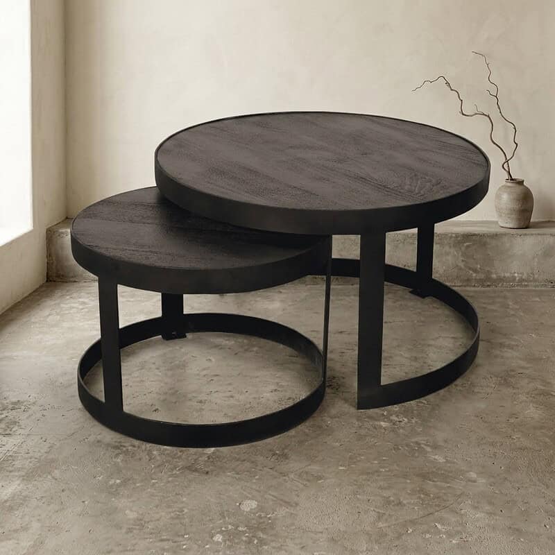 Moderne zwarte houten bijzettafels met ronde bladen en metalen frame, perfect voor woonkamer of lounge.
