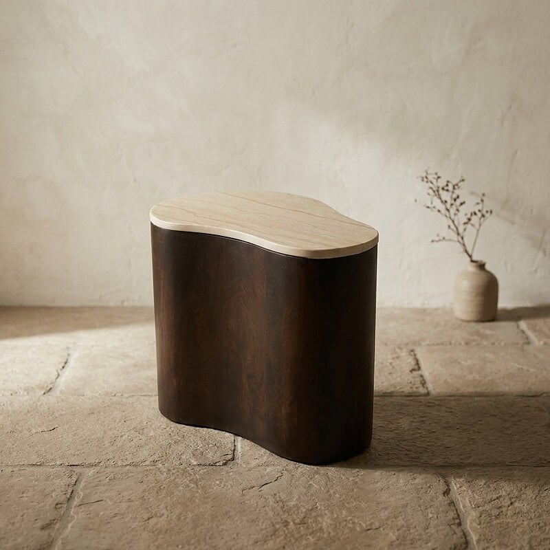 Moderne houten bijzettafel met natuurlijke, organische vorm en donker houten onderstel, ideaal voor een stijlvolle en functionele woonruimte.