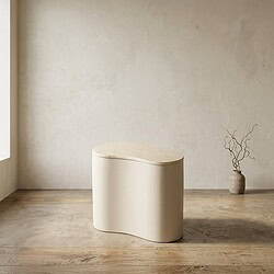 Moderne witte bijzettafel met houten blad, minimalistisch design, in een lichte kamer met houten vloer en een decoratieve vaas op de achtergrond.