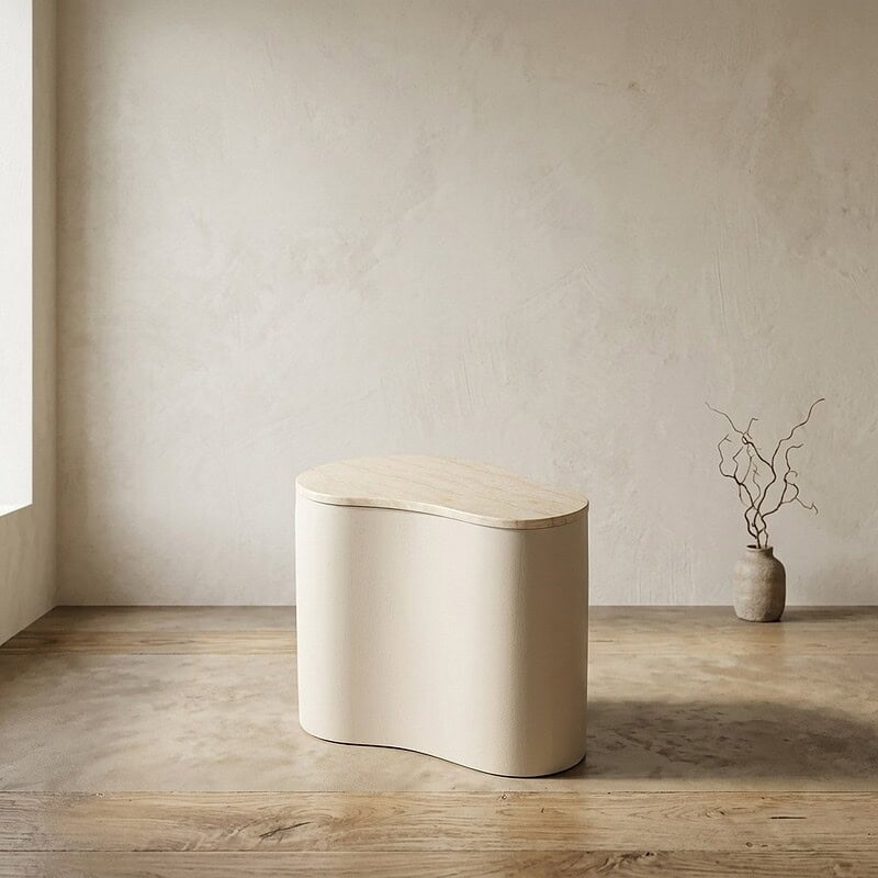 Moderne witte bijzettafel met houten blad, minimalistisch design, in een lichte kamer met houten vloer en een decoratieve vaas op de achtergrond.