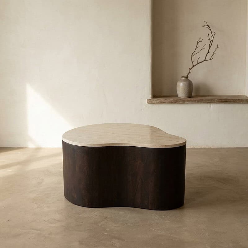Moderne houten salontafel met natuurlijke, organische vorm en donker houten onderkant, perfect voor een minimalistische woonkamer.