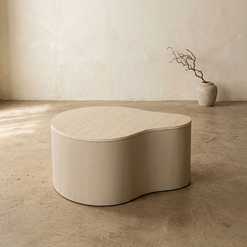 Strakke, moderne houten salontafel met organische vorm in minimalistisch interieur, perfect voor woonkamer decoratie en functioneel gebruik.
