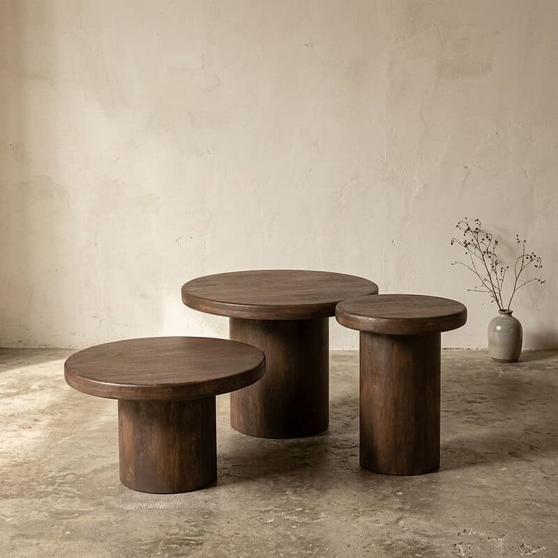 Massief houten eettafelset met drie ronde tafels, modern en minimalistisch design, perfect voor een stijlvolle eetruimte of woonkamer.