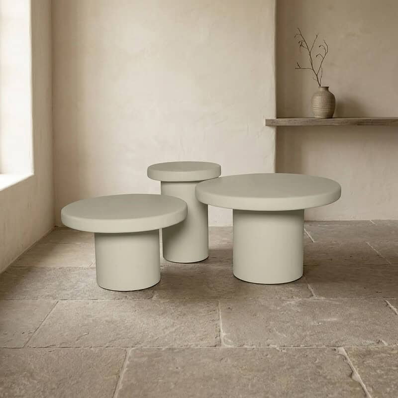 Drie witte, ronde salontafels in een minimalistisch design, perfect voor een modern woonkamer. Gemaakt van hoogwaardig materiaal, ideaal voor stijlvolle woonruimtes.