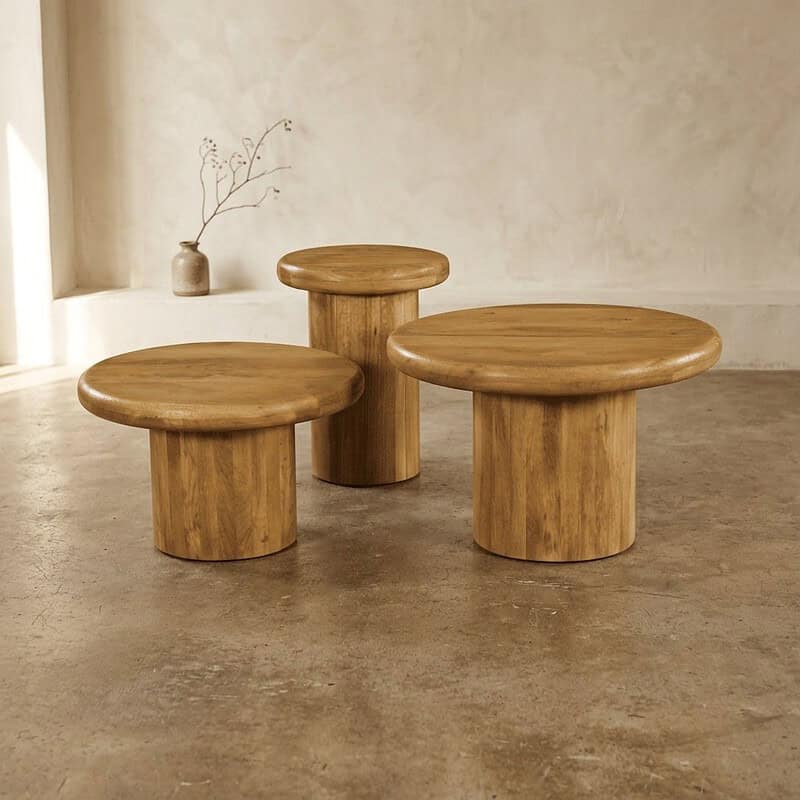 Set aus drei runden Beistelltischen aus Holz von Mokana Meubelen, perfekt für das Wohnzimmer oder die Terrasse, aus nachhaltigem Holz mit natürlicher Oberfläche.