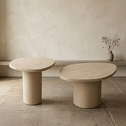 Zwei minimalistische Beistelltische aus Holz mit runden Tischplatten und zylindrischen Beinen – perfekt für einen schlichten und natürlichen Einrichtungsstil.