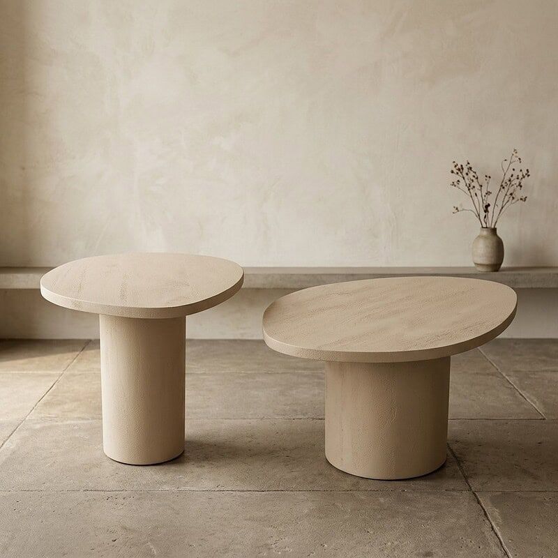 Zwei minimalistische Beistelltische aus Holz mit runden Tischplatten und zylindrischen Beinen – perfekt für einen schlichten und natürlichen Einrichtungsstil.