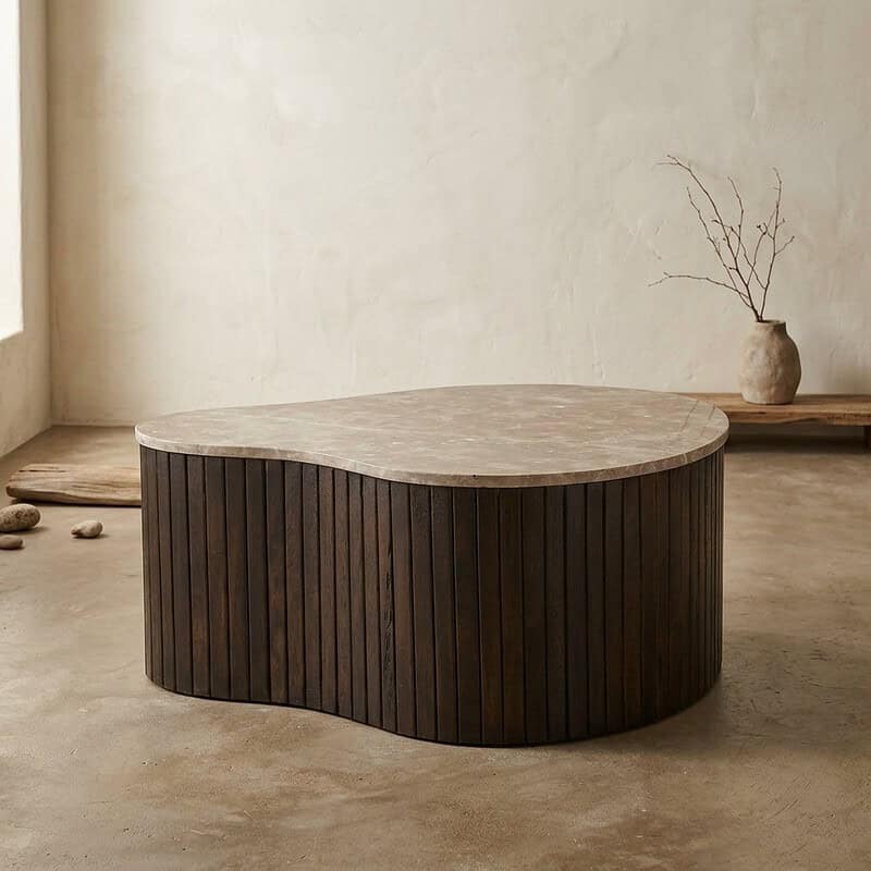 Moderne houten salontafel met natuurlijke, organische vorm en verticale lamellenafwerking, perfect voor een minimalistische en stijlvolle woonkamer.