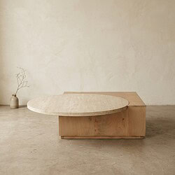 Moderne eettafel met rond en rechthoekig ontwerp, gemaakt van licht hout, perfect voor een minimalistische interieurstijl.