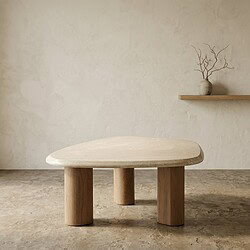 Eenvoudige houten salontafel met afgeronde hoeken in een minimalistische woonkamer, perfect voor modern interieur.