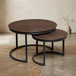 Moderne set van twee ronde bijzettafels met donkerhouten bladen en zwart metalen onderstellen, ideaal voor woonkamer of lounge.