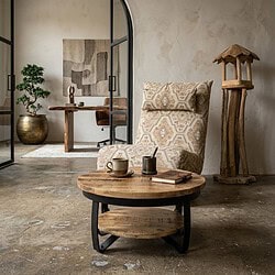 Sfeervol interieur met houten meubels, inclusief een ronde salontafel, een comfortabele armstoel met patroon, en natuurlijke decoraties in een industrieel interieur.