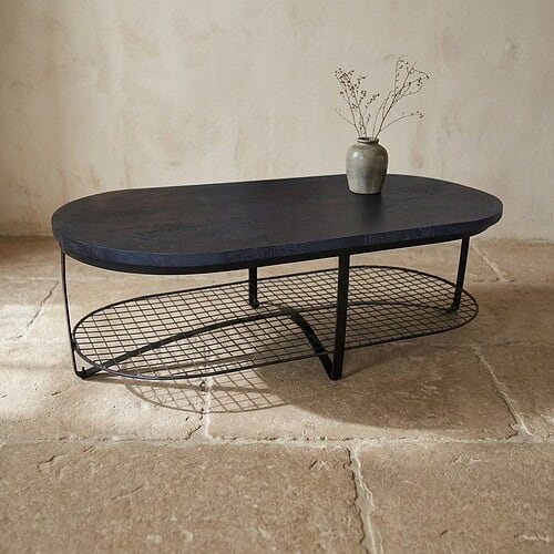 Moderner Couchtisch aus Holz mit Metallgestell und dekorativer Vase – perfekt für ein stilvolles Wohnzimmer.