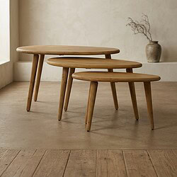 Set van drie houten bijzettafels met natuurlijke afwerking, ideaal voor modern interieur en multifunctioneel gebruik in woonkamer of slaapkamer.
