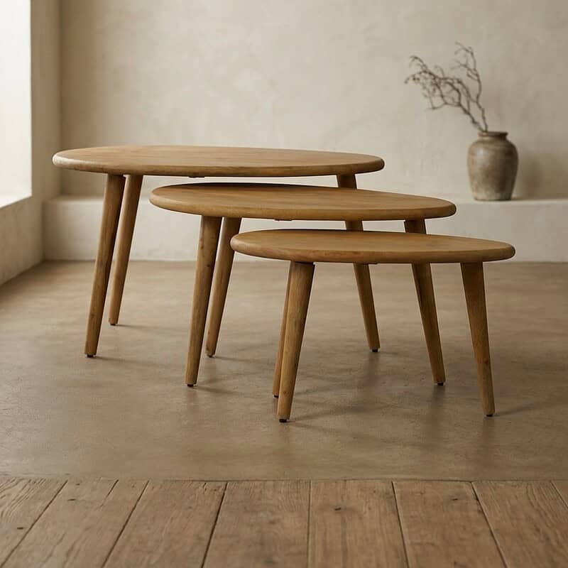 Set van drie houten bijzettafels met natuurlijke afwerking, ideaal voor modern interieur en multifunctioneel gebruik in woonkamer of slaapkamer.